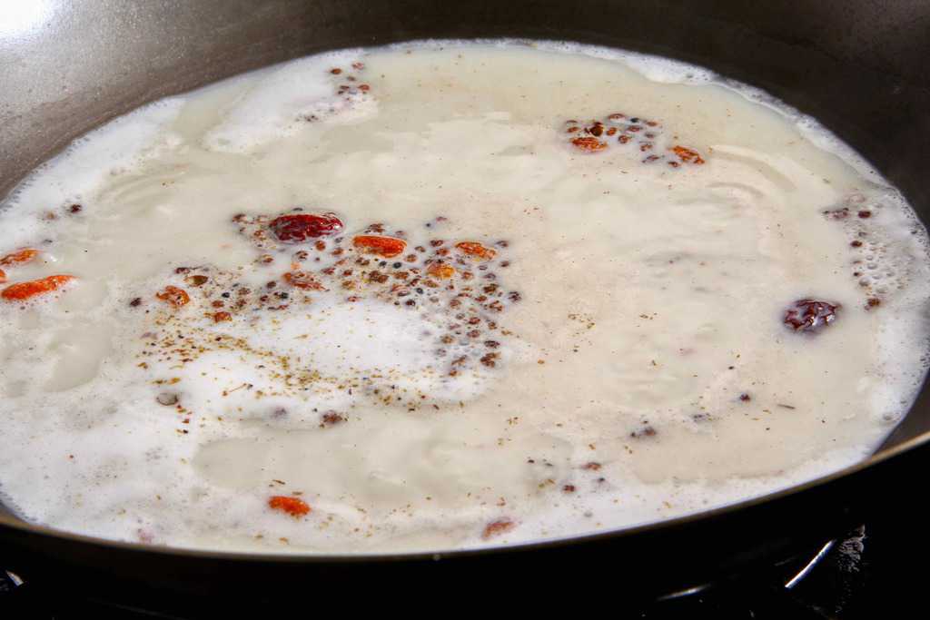 東洋肉店の火鍋セットの白湯スープ、中華鍋で白湯スープを沸かす