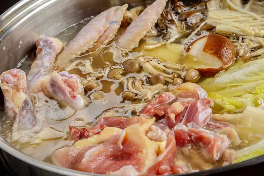 石黒農場のホロホロ鳥鍋、ホロホロ鳥の肉と野菜・キノコを鍋で煮込む