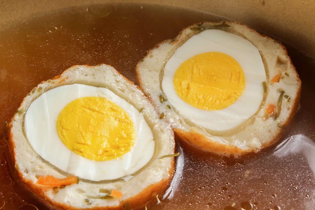 鈴廣かまぼこの手作りおでん種「ばくだん」を割る、ゆで卵を練り物で包んだおでん種