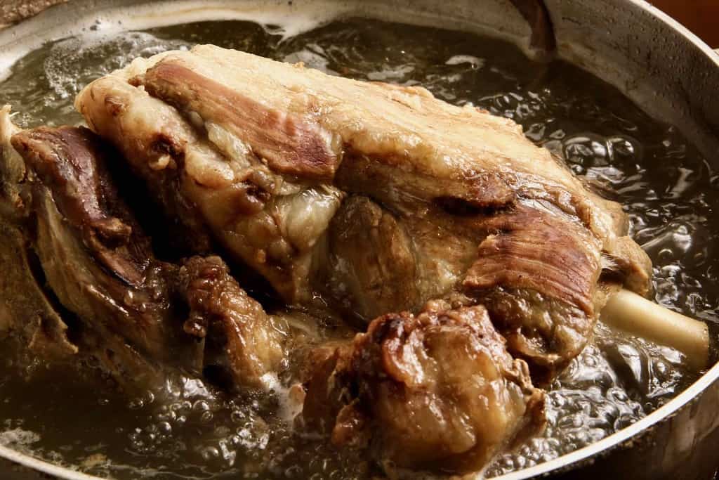 鍋の中で大きなラム肉の塊を煮込む、モンゴルの羊肉の塩茹で料理、東洋肉店のチャンスンマハ