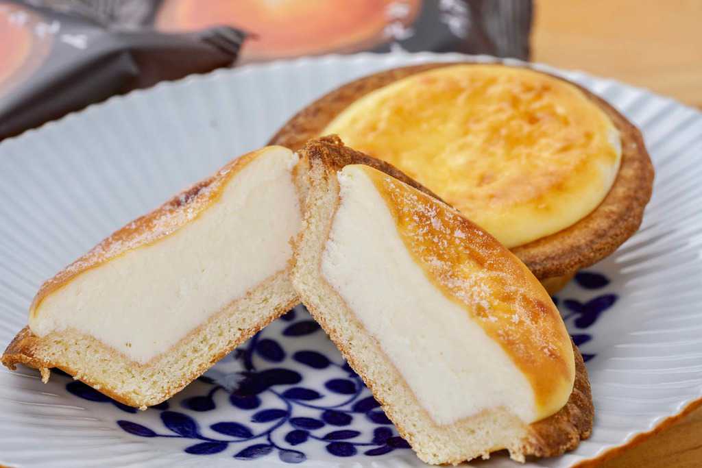 皿に並べて洋菓子きのとやの焼きたてチーズタルト