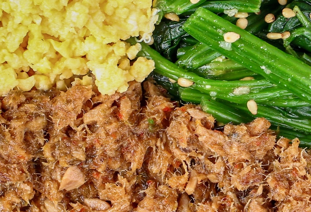 玉子そぼろ・ほうれん草ナムル・土佐の赤かつお