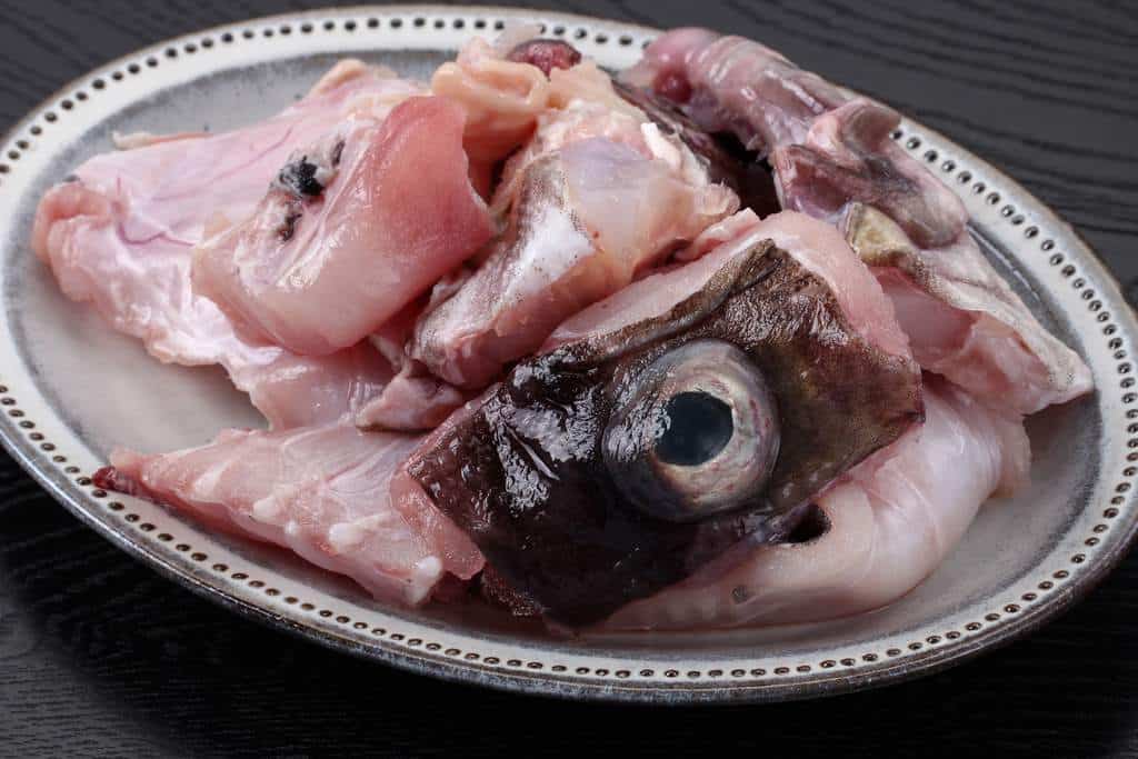 皿に盛り付けた真鱈のアラ
