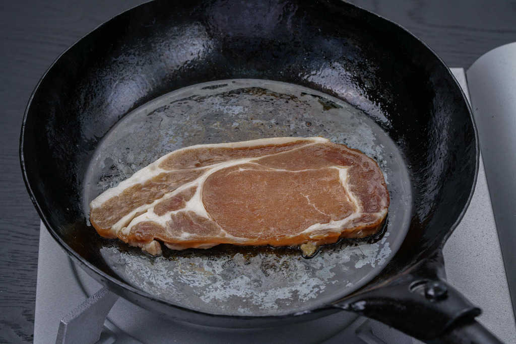 せかいの豚肉味噌漬け1枚をフライパンで焼く、フライパンの上で焼く前の豚肉味噌漬け1枚