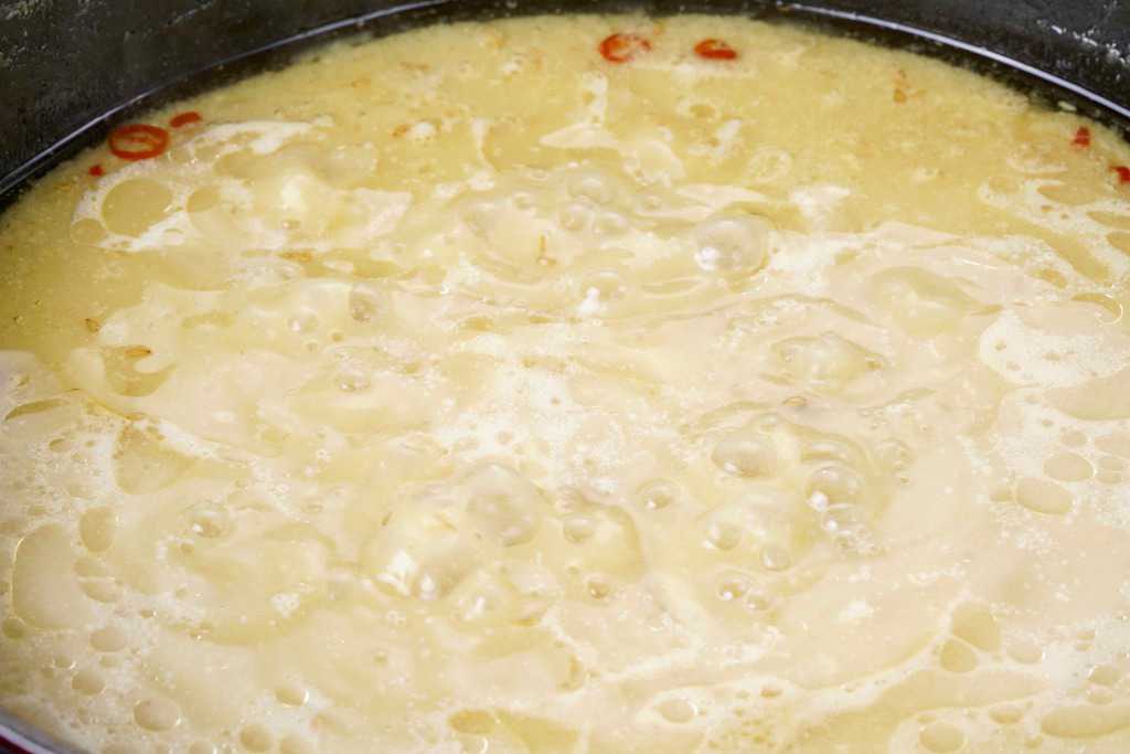 蟻月の白のもつ鍋のスープ、煮立ったもつ鍋のスープ