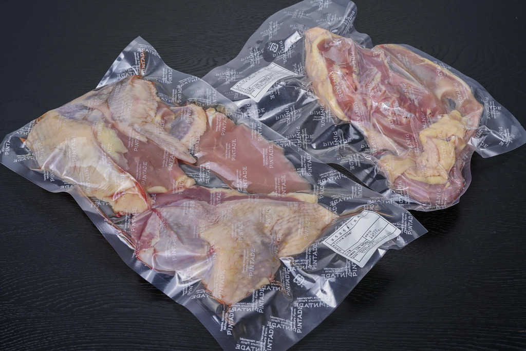 岩手県の石黒農場からお取り寄せした「ほろほろ鳥生肉フレッシュセット１羽分」のパッケージ
