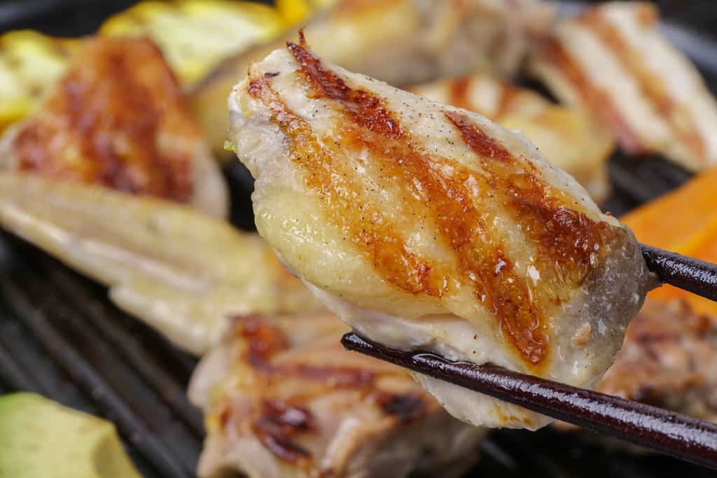グリルパンで焼いたホロホロ鳥のムネ肉、おいしそうな焼き目がついたホロホロ鳥のムネ肉