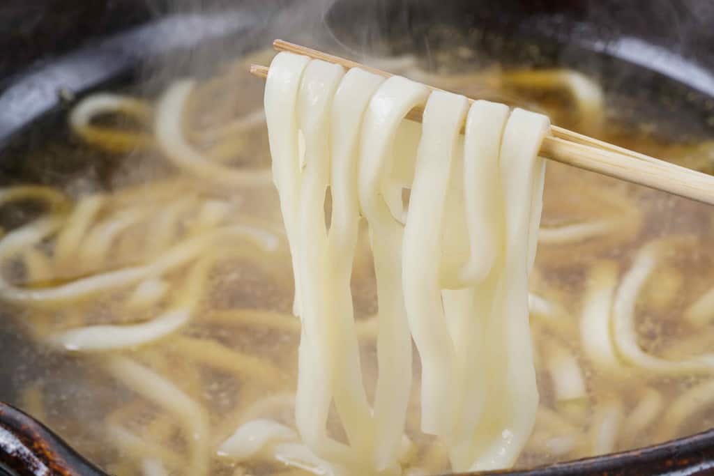 近江軍鶏鍋のスープで鍋料理の〆のうどんを茹でる