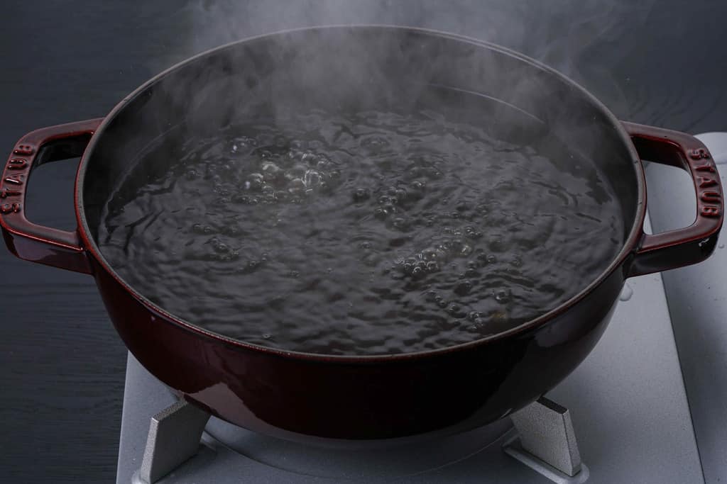 ストウブ鍋の中で沸騰する下鴨茶寮の京おでんスープ