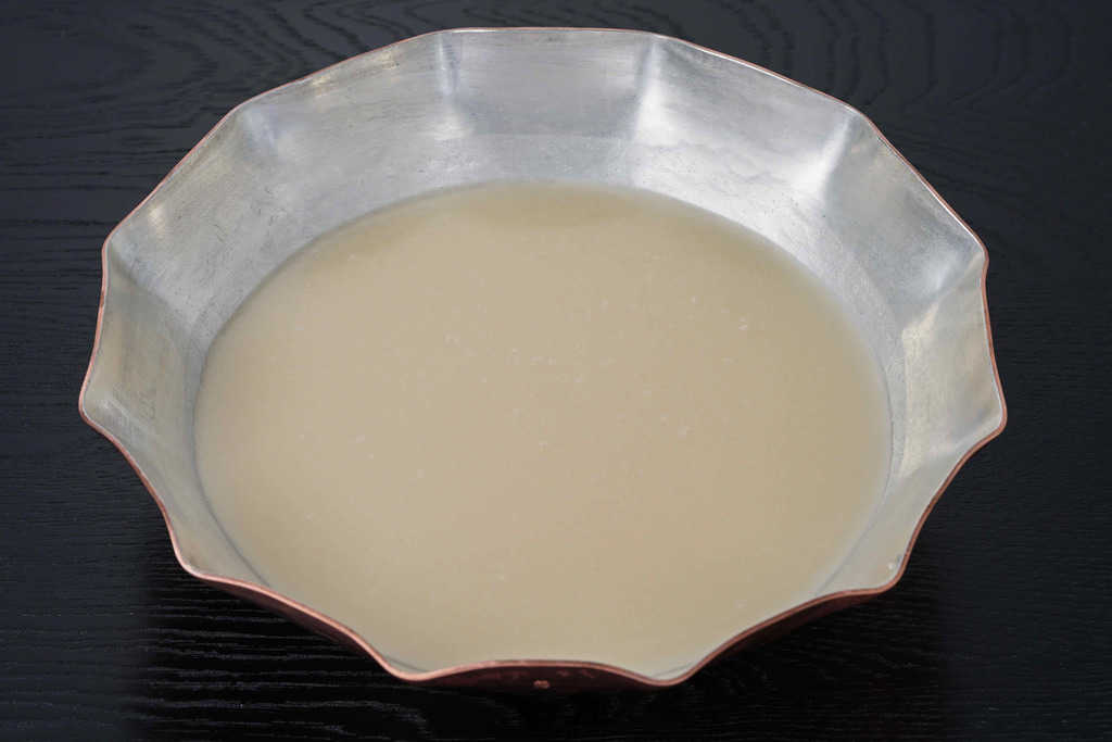 三和の純鶏名古屋コーチン水炊き鍋セットの本格水炊きスープ600g、銅鍋に入った水炊きスープ