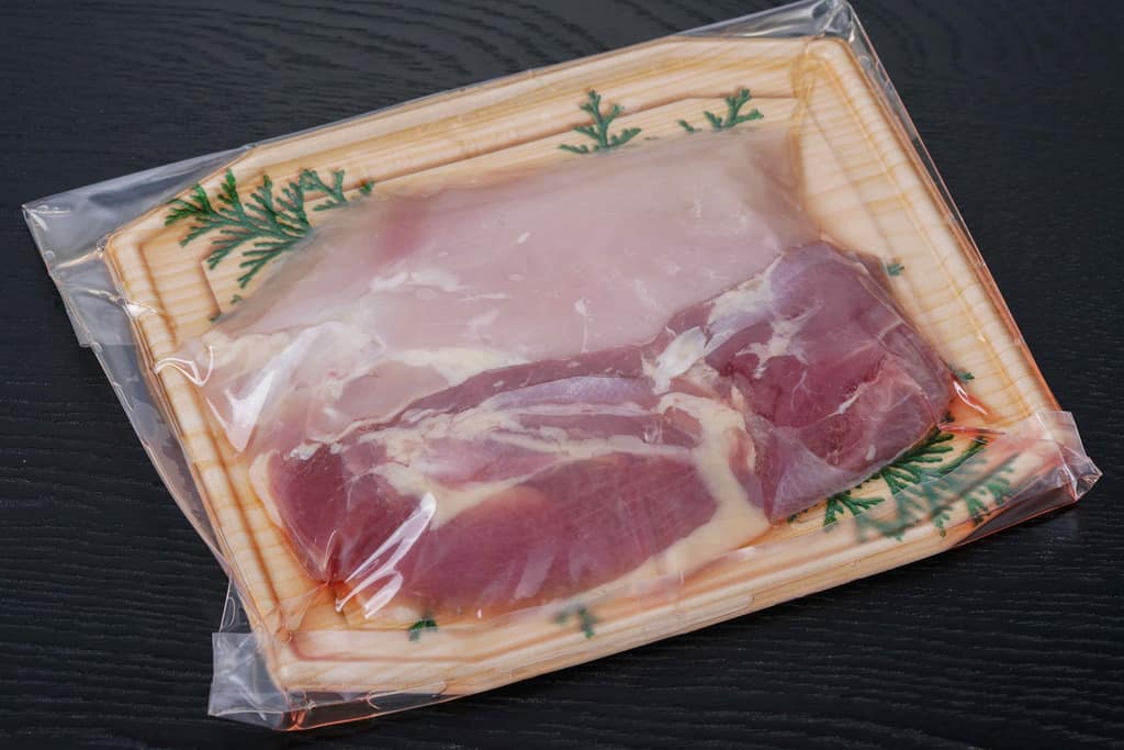 三和の純鶏名古屋コーチン水炊き鍋セットのもも肉とむね肉、名古屋コーチンのモモ肉1枚とムネ肉1枚