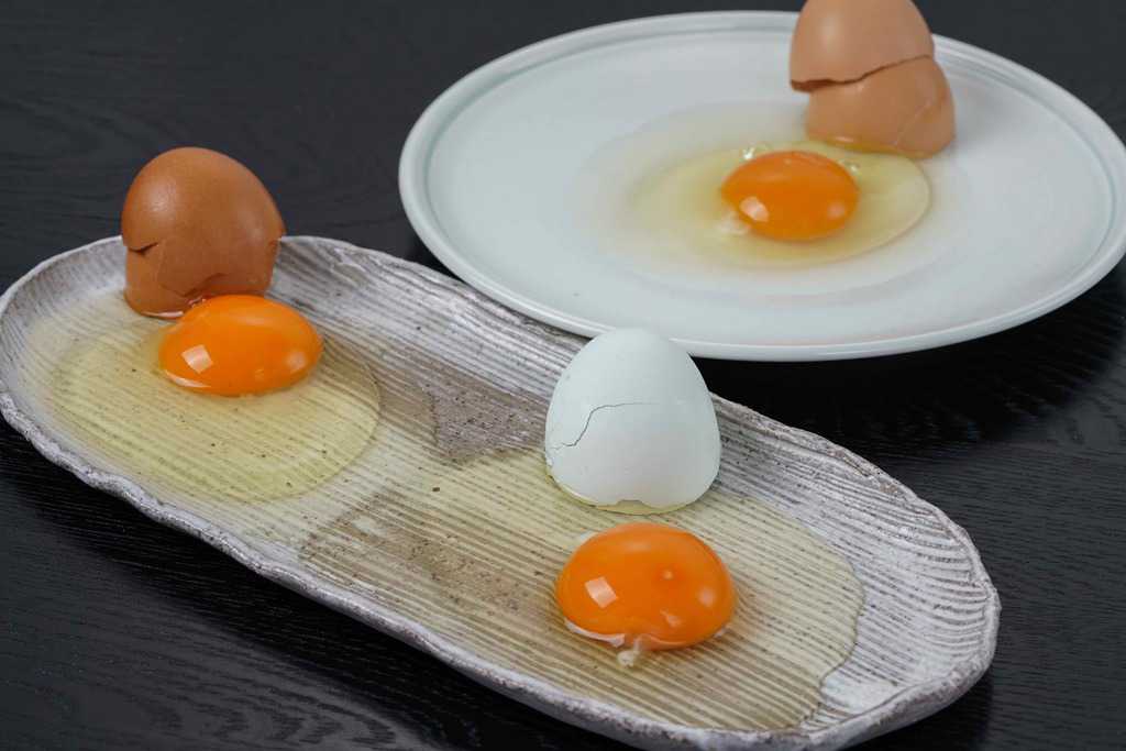 田子たまご村の緑の一番星・平飼い有精卵・にんにく卵を1個ずつ皿の上で割る