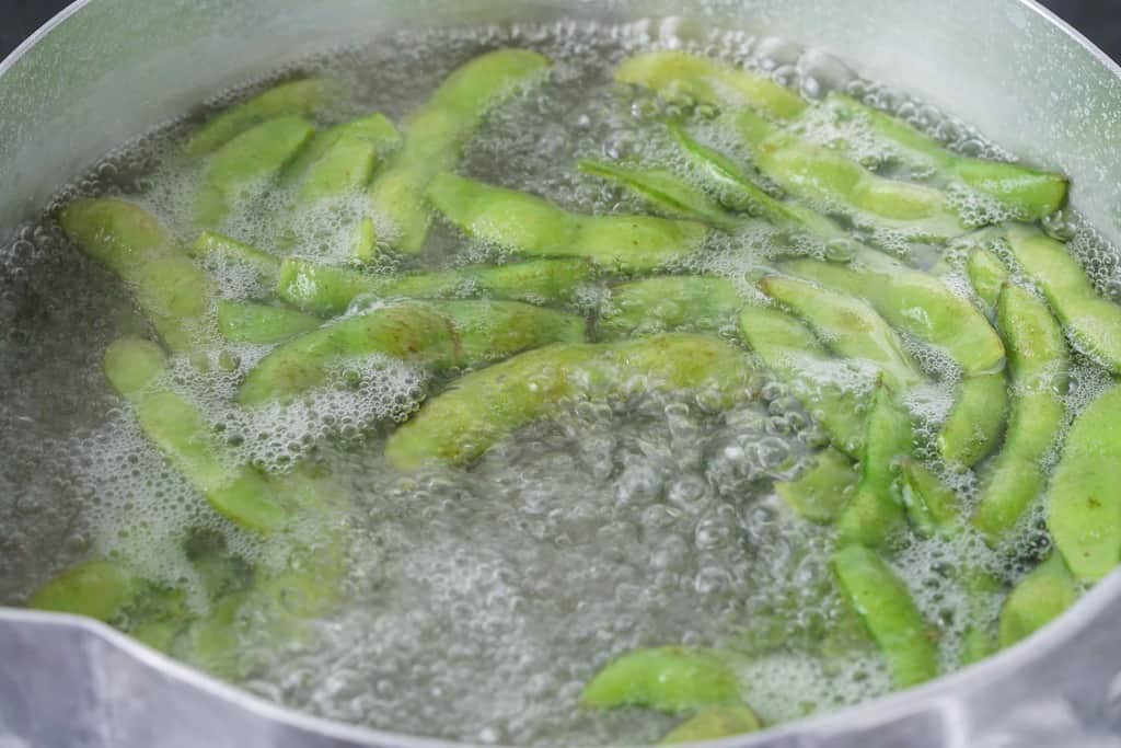 沸騰したお湯の中で泳ぐ枝豆、沖縄県宮古島産の枝豆「おつな姫」を塩茹でする