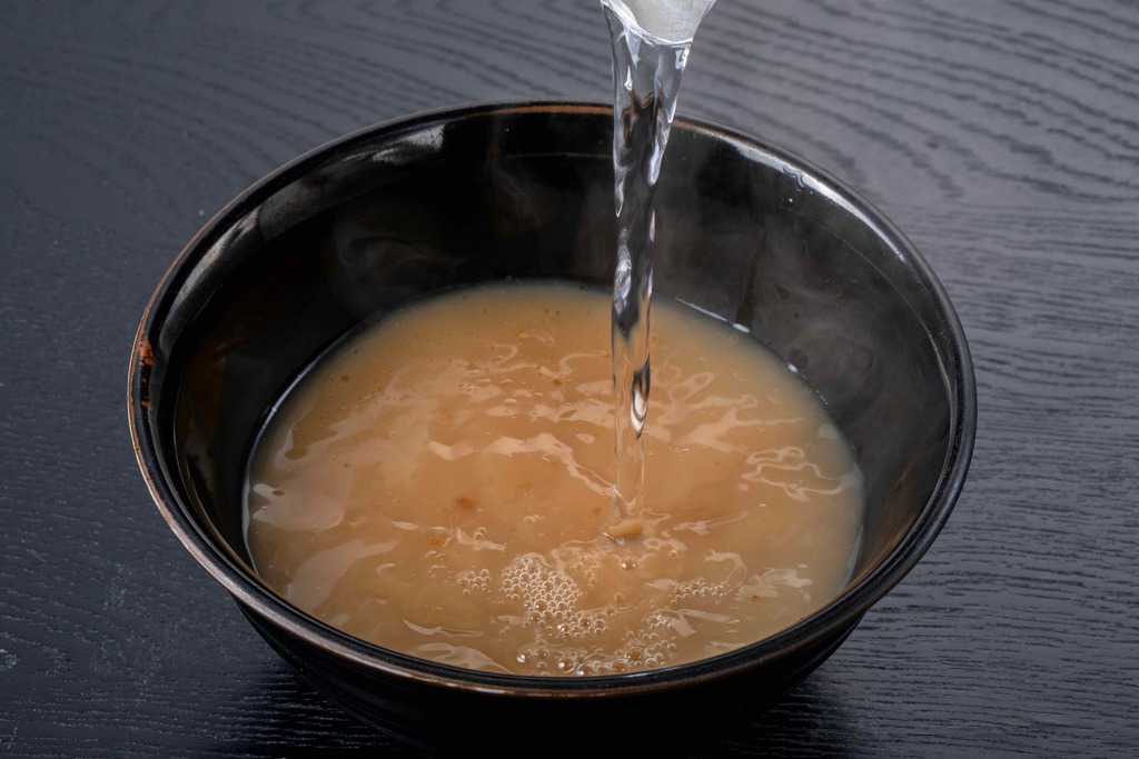 ラーメンの液体スープに熱湯を入れる、熊本ラーメンのスープ