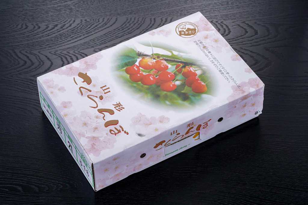 竹城青果からお取り寄せした山形県産さくらんぼ佐藤錦1kgが入った箱、さくらんぼの化粧箱