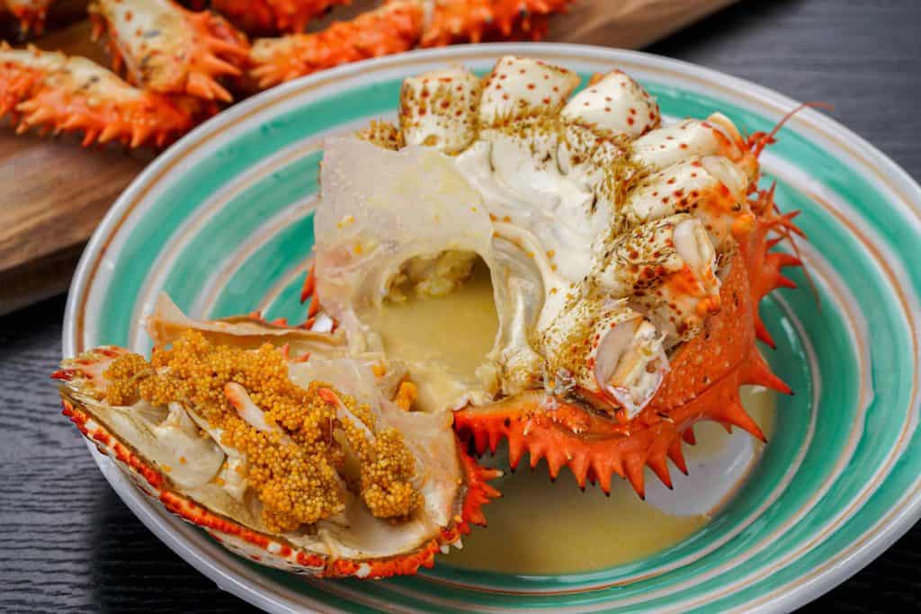 皿の上のボイル花咲蟹の甲羅とふんどし（前かけ）、花咲蟹の外子と内子