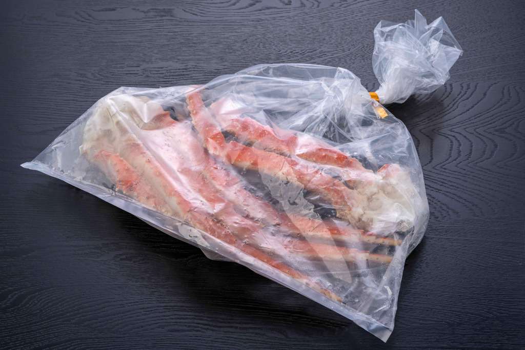 透明ビニール袋に入った海の幸なのにYAMATOの「特大タラバ蟹1kg」、通販・お取り寄せタラバガニ