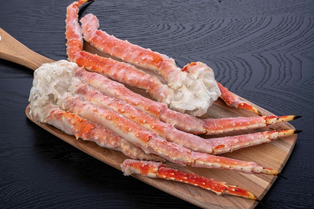 海の幸なのにYAMATOの「特大タラバ蟹1kg」、カッティングボードの上のロシア産冷凍タラバガニ