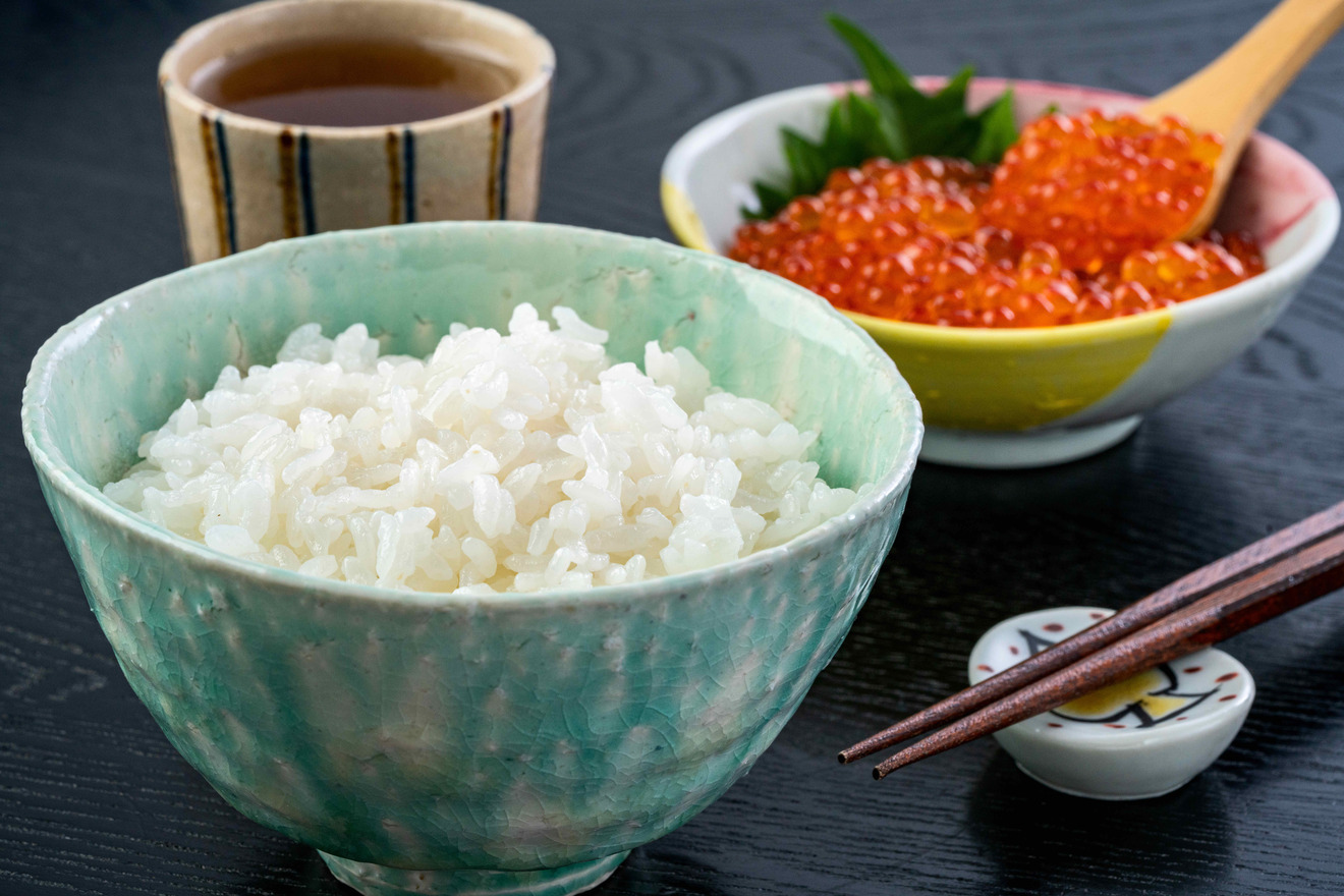 白いご飯・北海道ぎょれんのいくら醤油漬け・お茶・箸、いくら丼