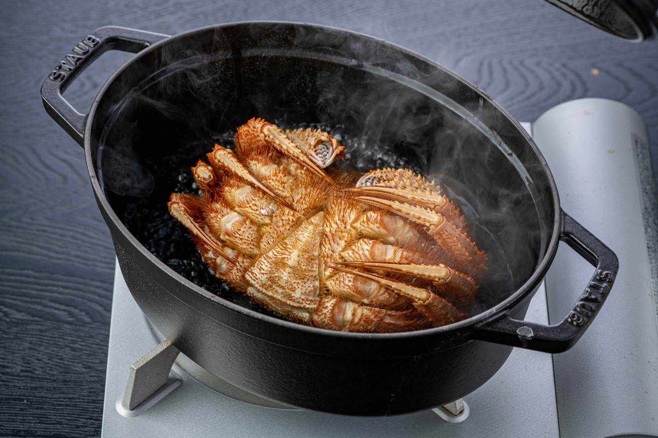 ストウブ鍋の中で蒸すように毛蟹を解凍する、北海道宗谷産の毛がにを茹でる